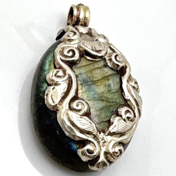 Silver Tone Framed Filagree  Glowing Labradorite Pendant Vintage - Picture 1 of 13